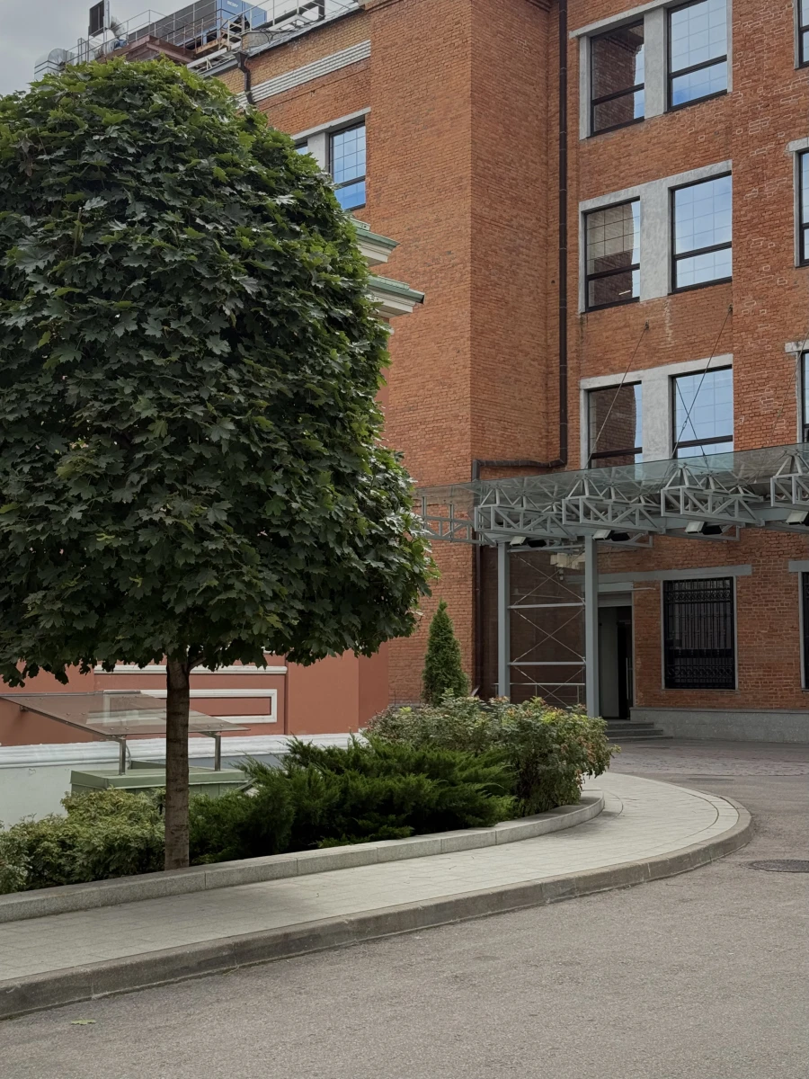 кирпичная стена на ул. Льва Толстого