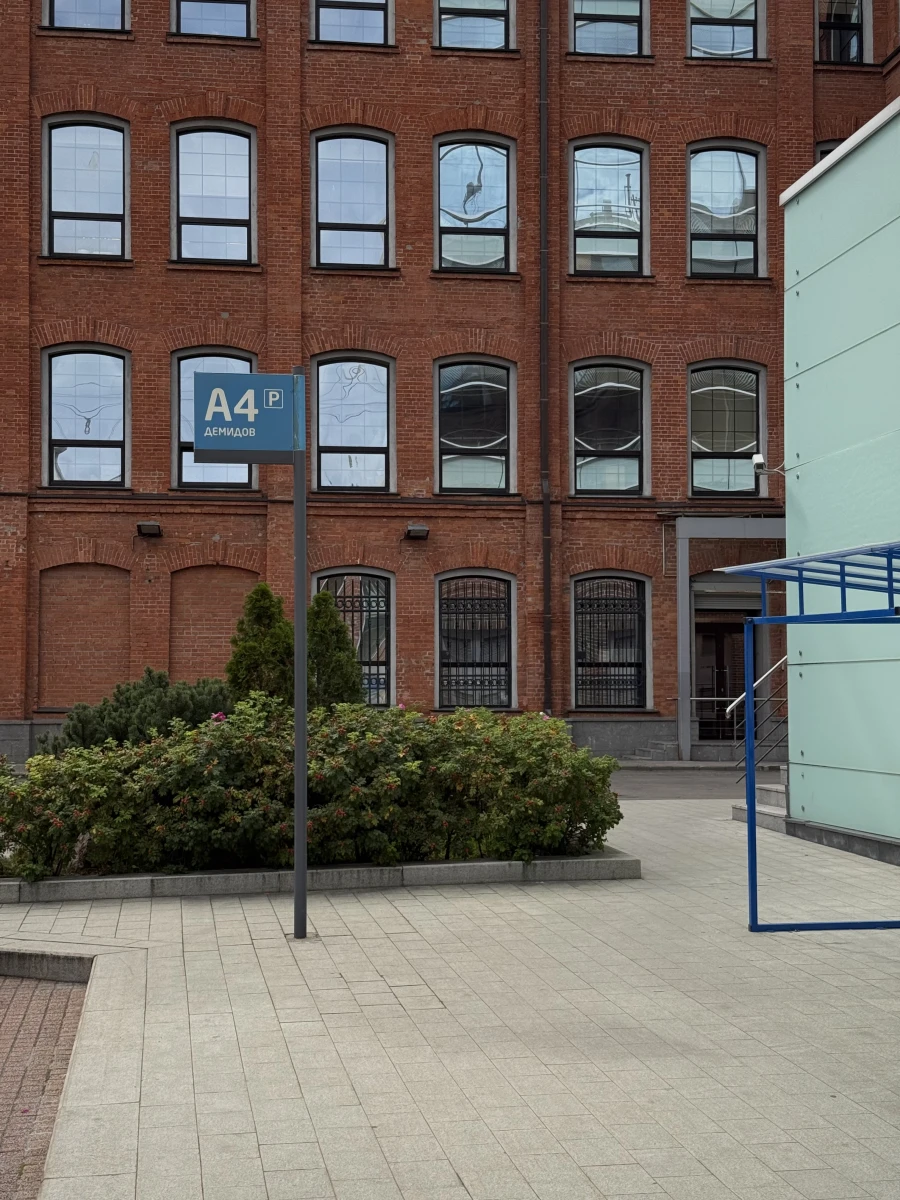 кирпичная стена на ул. Льва Толстого