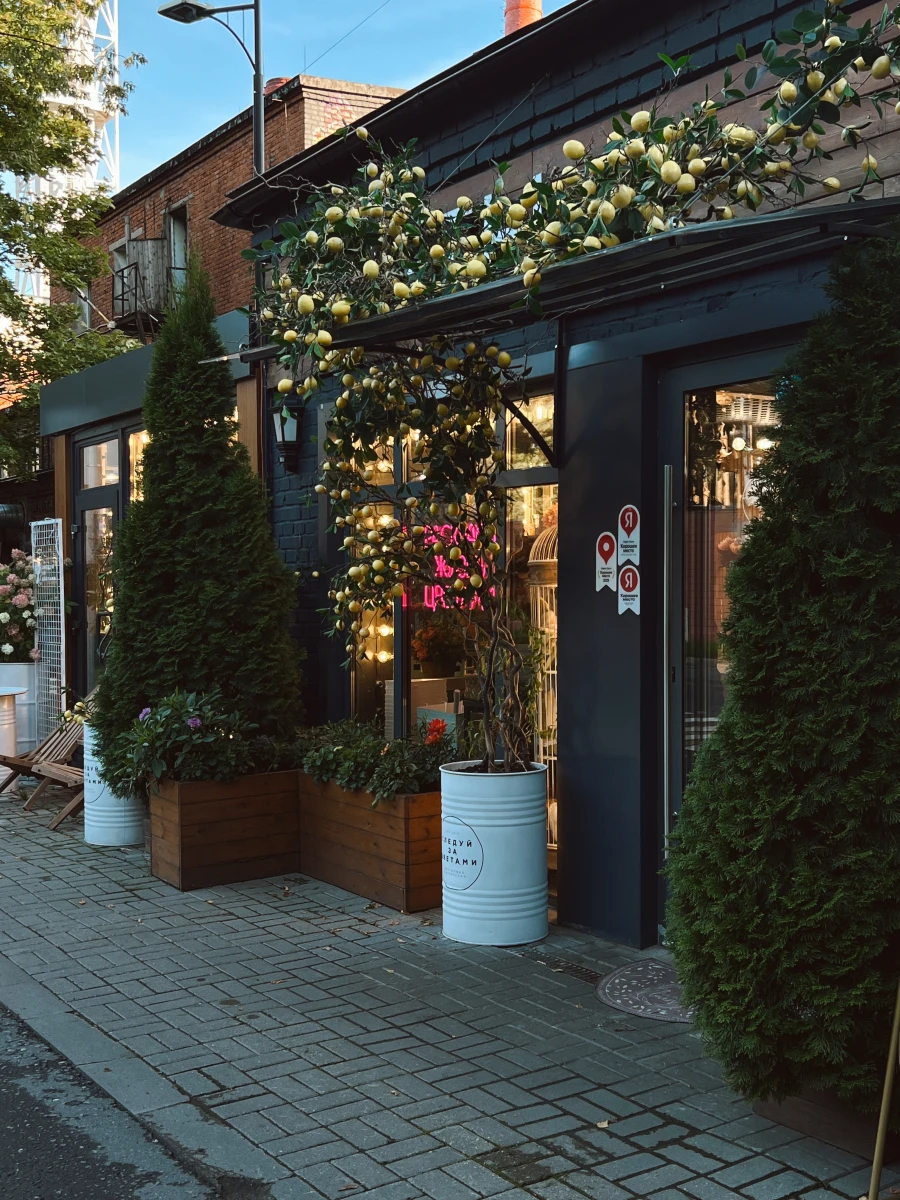 Фасад магазина "Следуй за цветами"