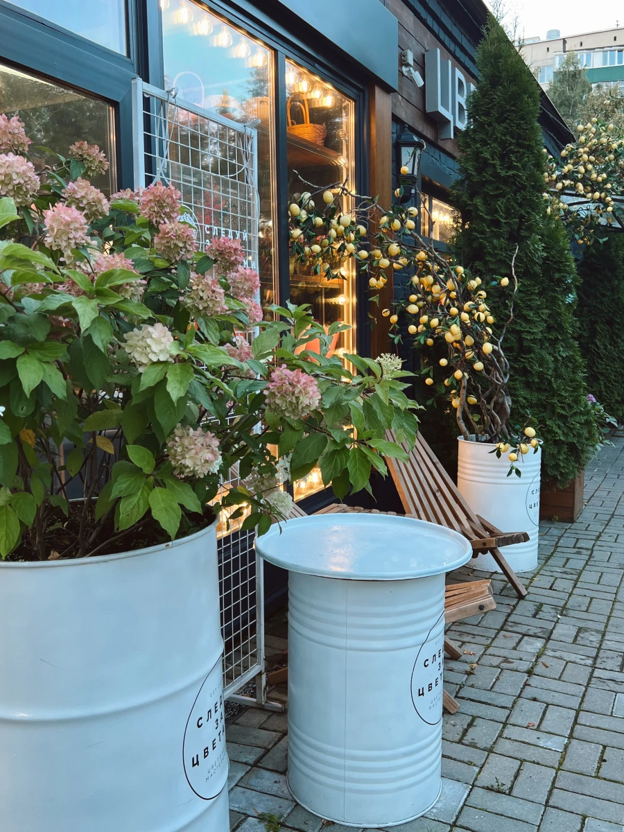 Фасад магазина "Следуй за цветами"