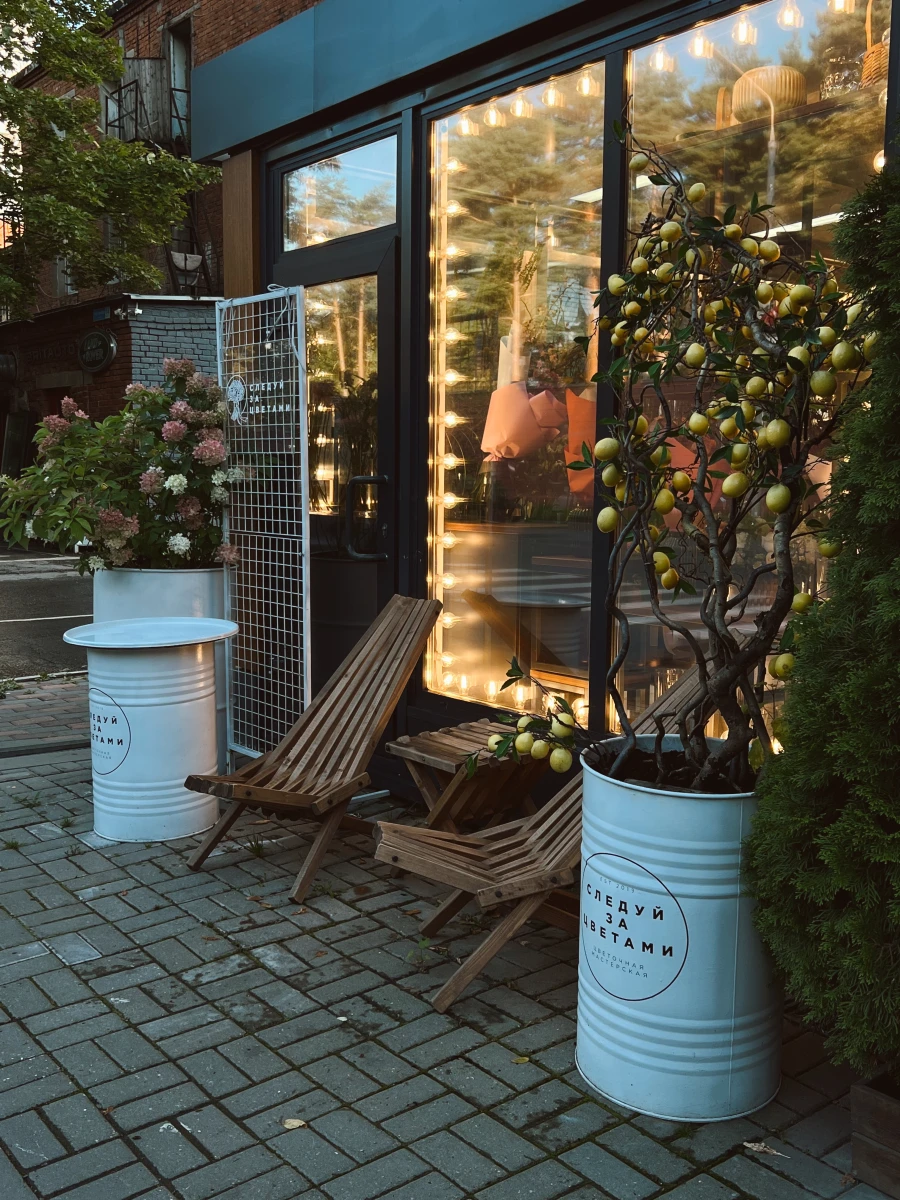 Фасад магазина "Следуй за цветами"