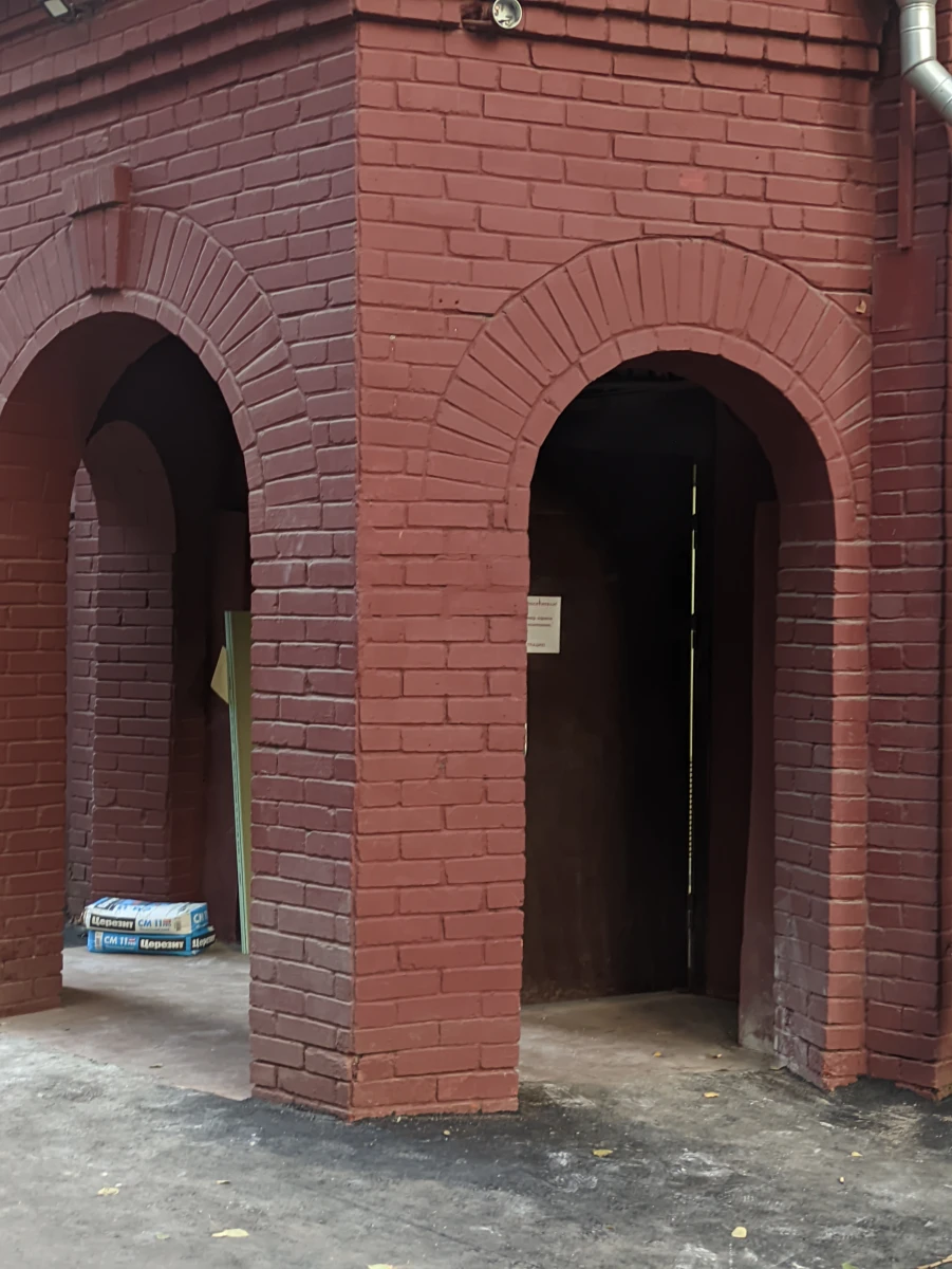 Красно-белый кирпичный дом