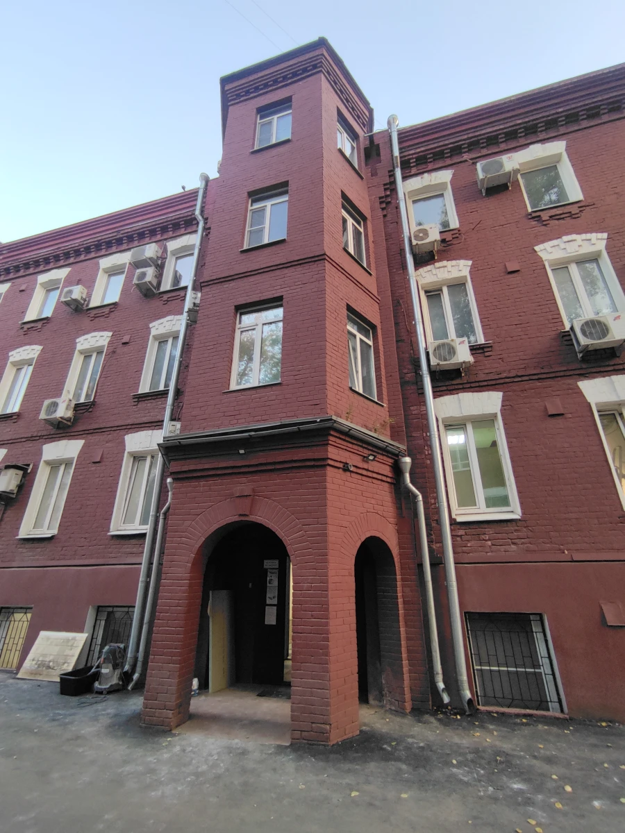 Красно-белый кирпичный дом