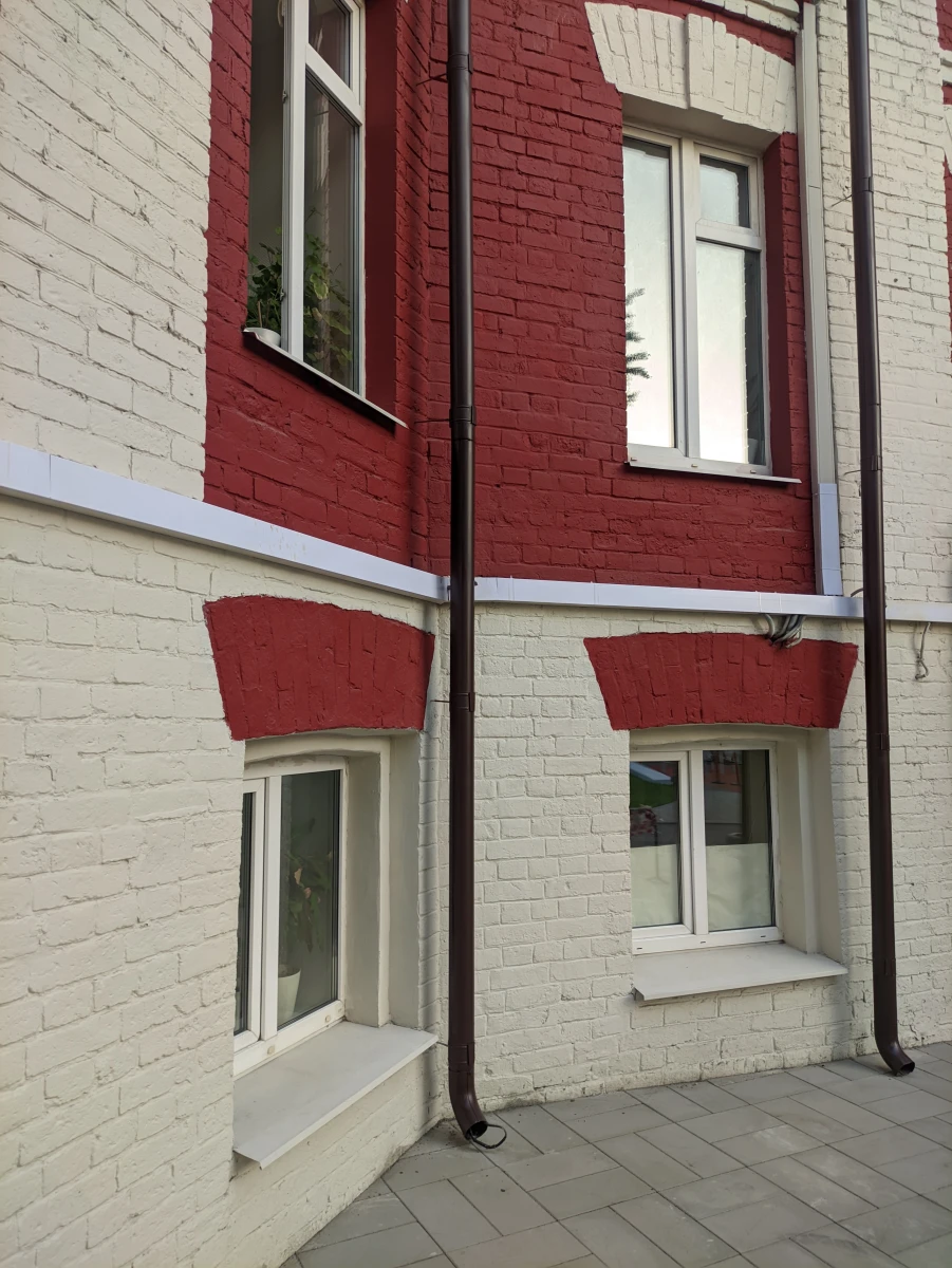 Красно-белый кирпичный дом