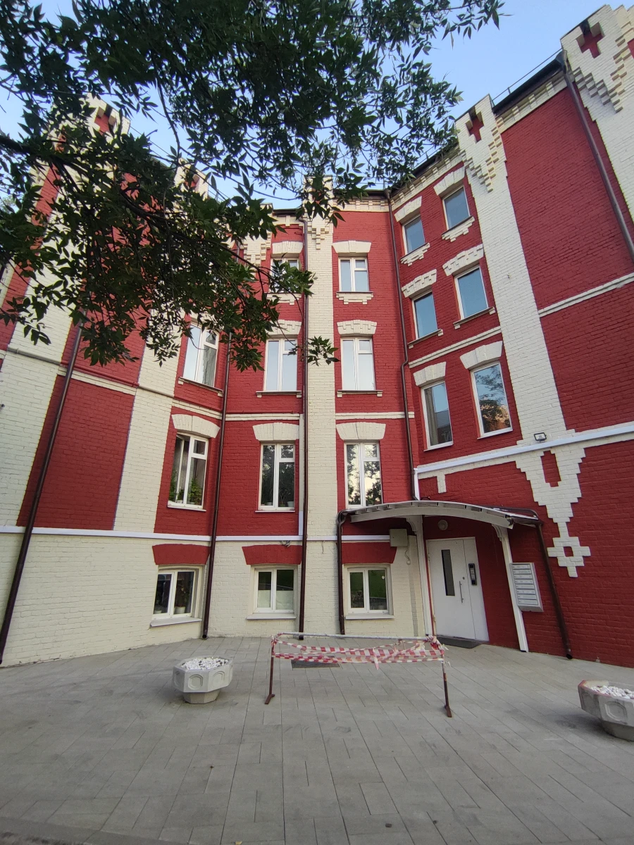 Красно-белый кирпичный дом