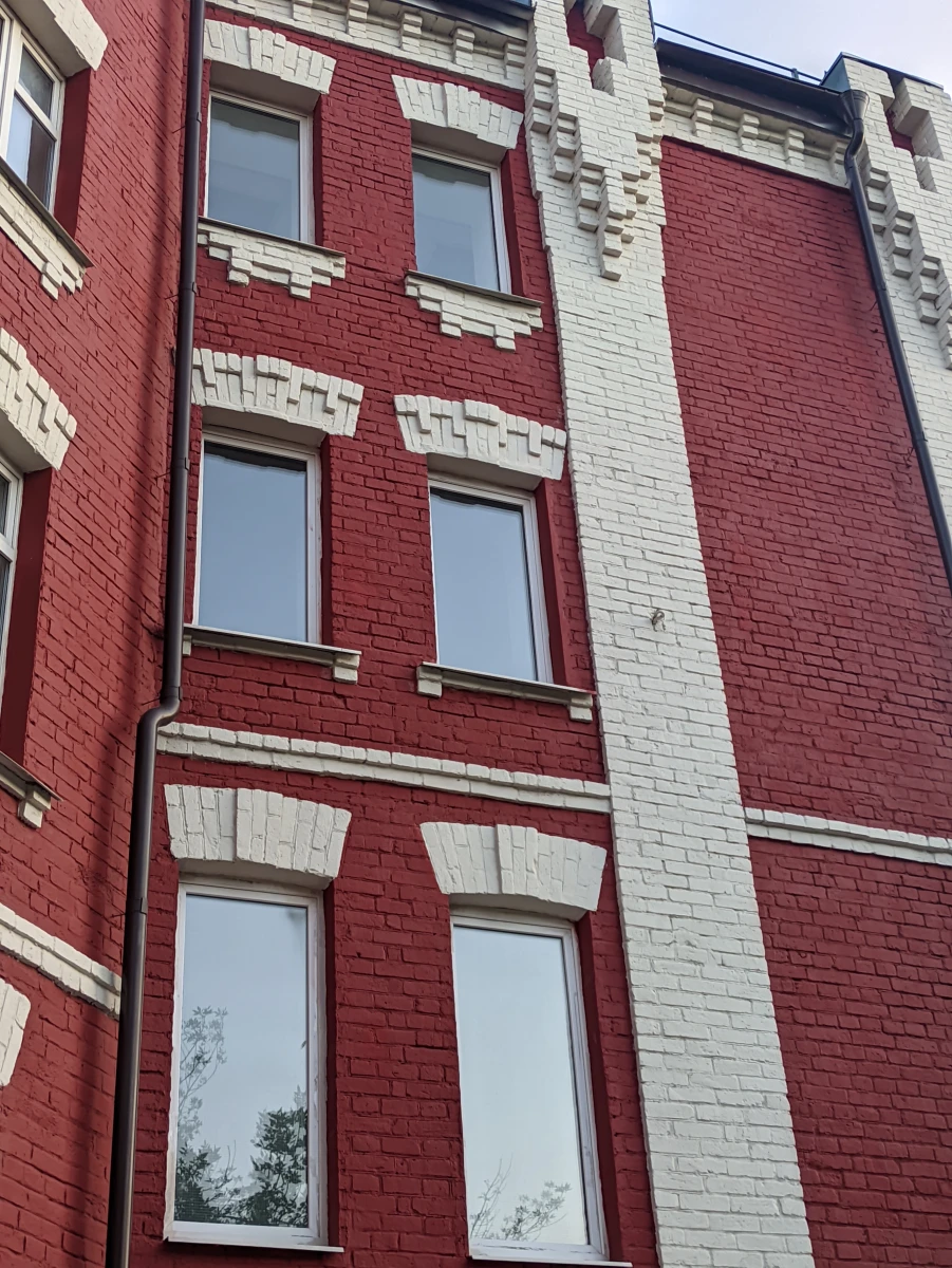 Красно-белый кирпичный дом