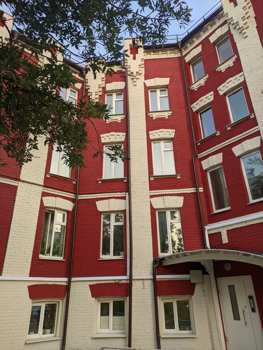 Красно-белый кирпичный дом