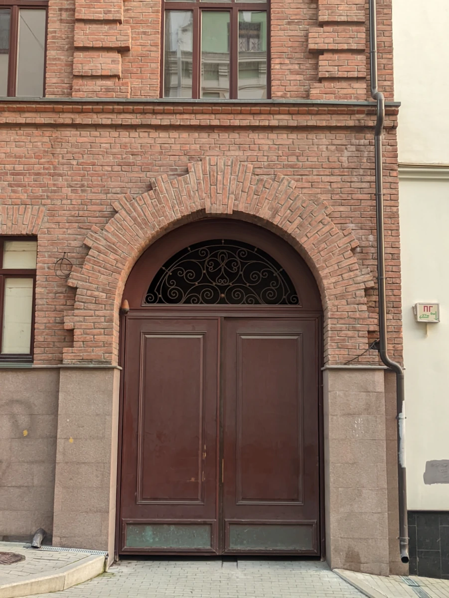 Массивная деревянная дверь и ворота