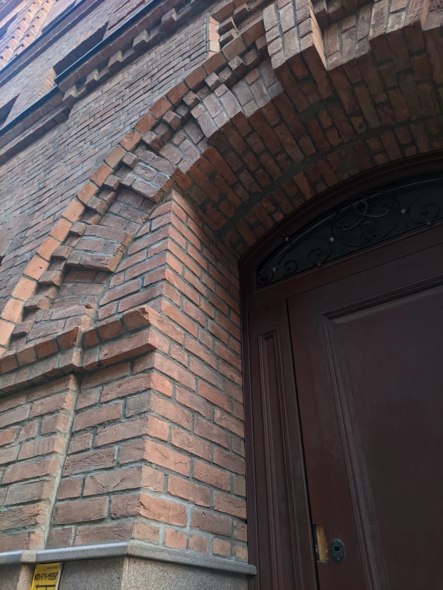 Массивная деревянная дверь и ворота