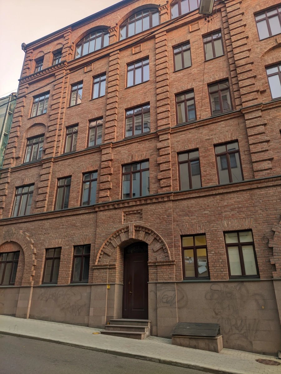 Массивная деревянная дверь и ворота