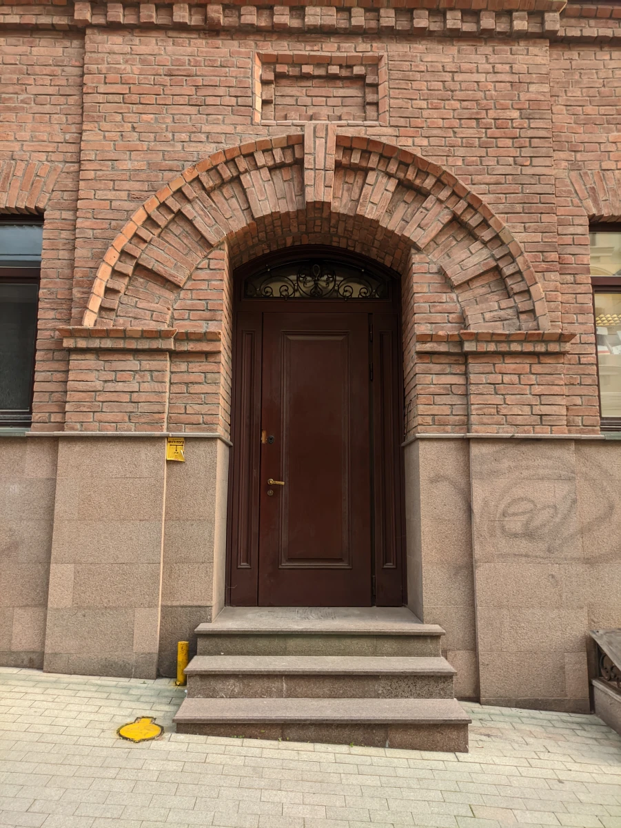 Массивная деревянная дверь и ворота