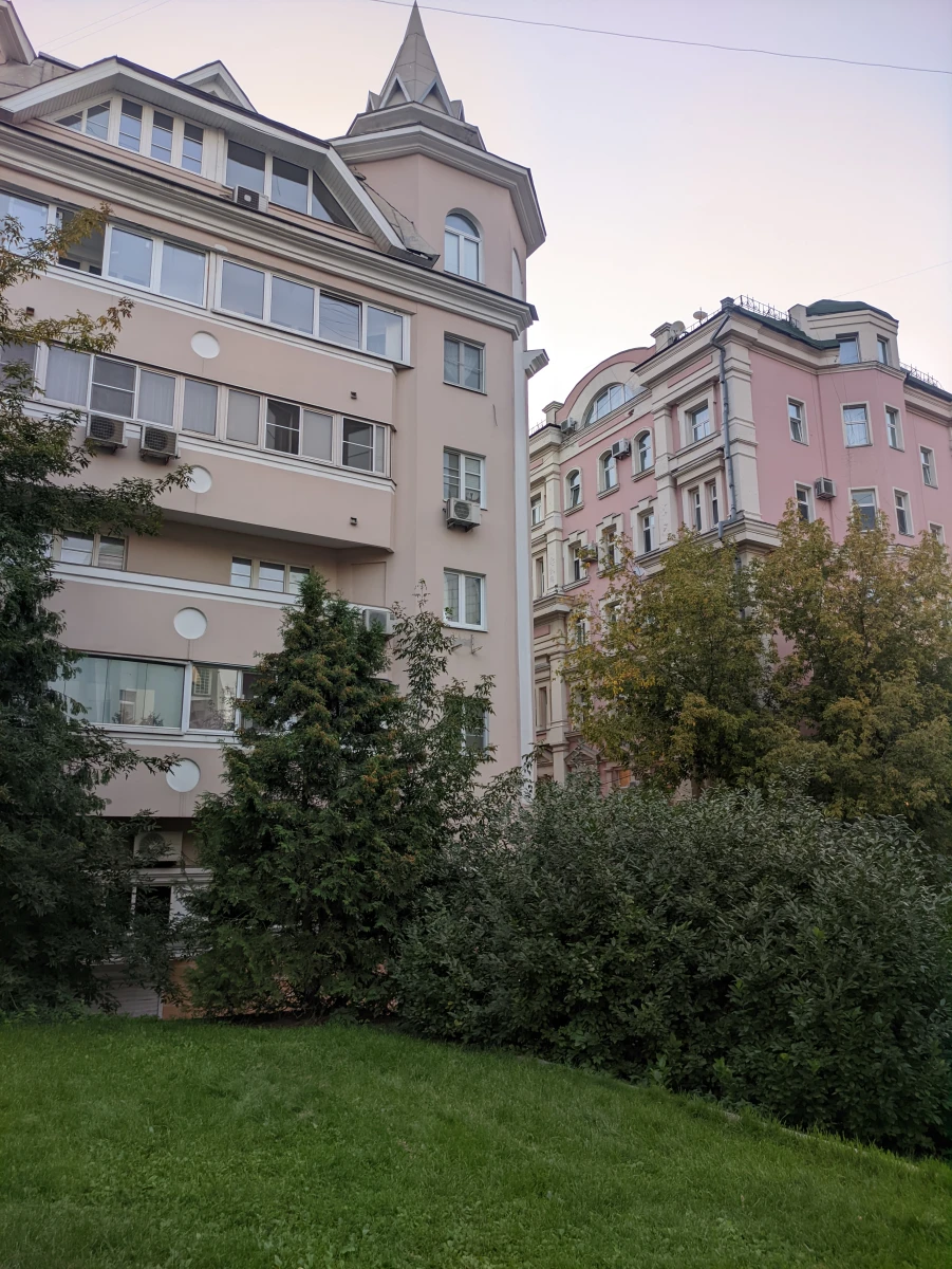 Романтичный дворик с розовыми домами