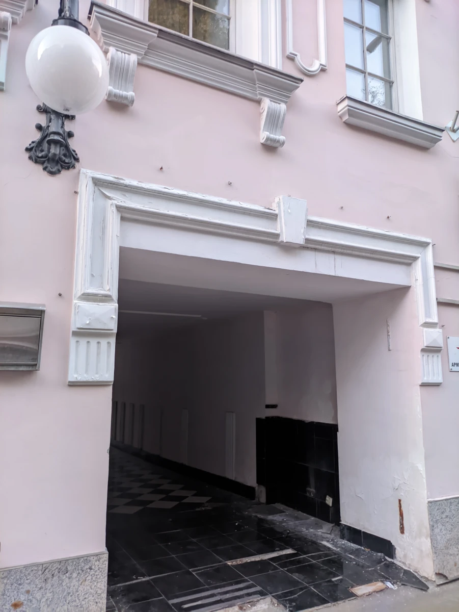 Двор из Алисы в стране чудес