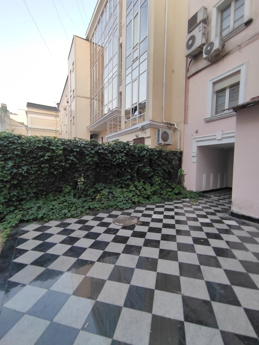 Двор из Алисы в стране чудес