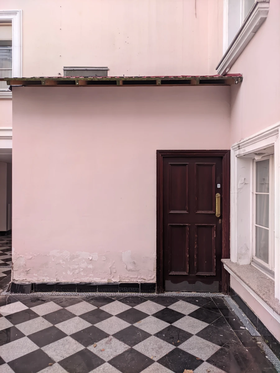 Двор из Алисы в стране чудес