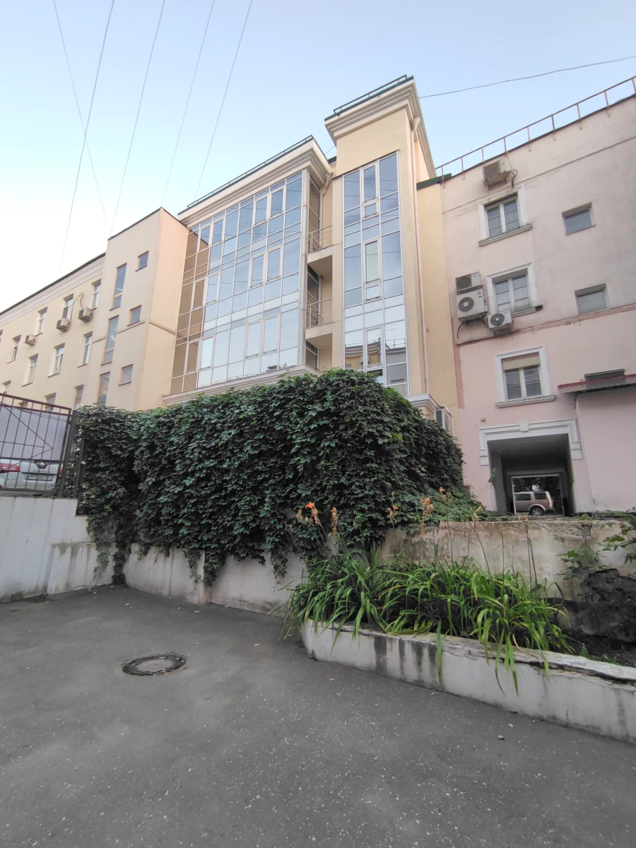 Двор из Алисы в стране чудес