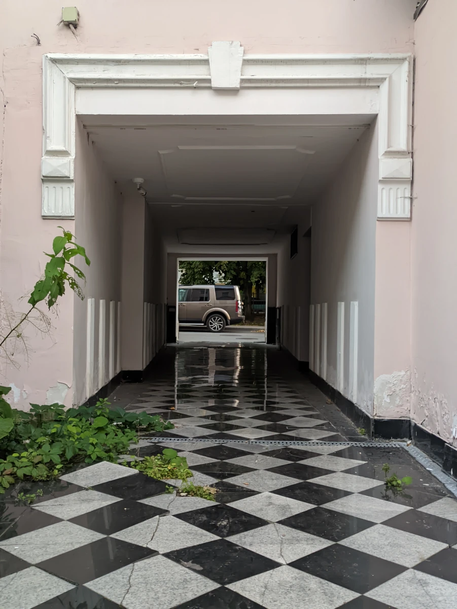 Двор из Алисы в стране чудес