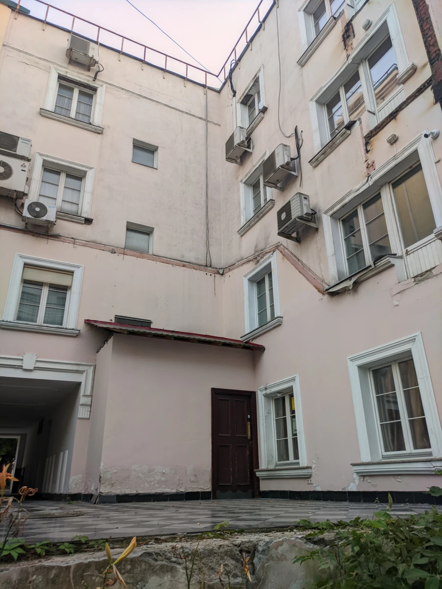 Двор из Алисы в стране чудес