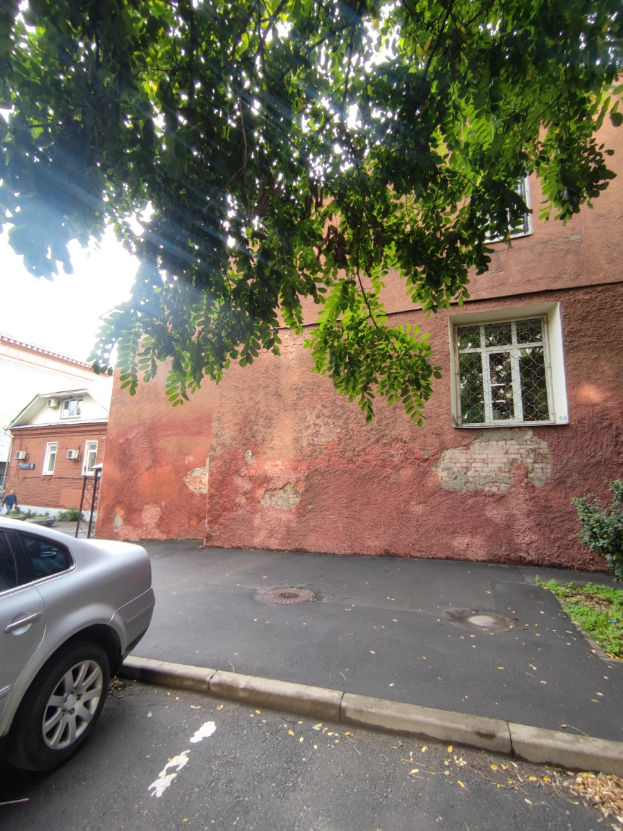 Красная фактурная стена