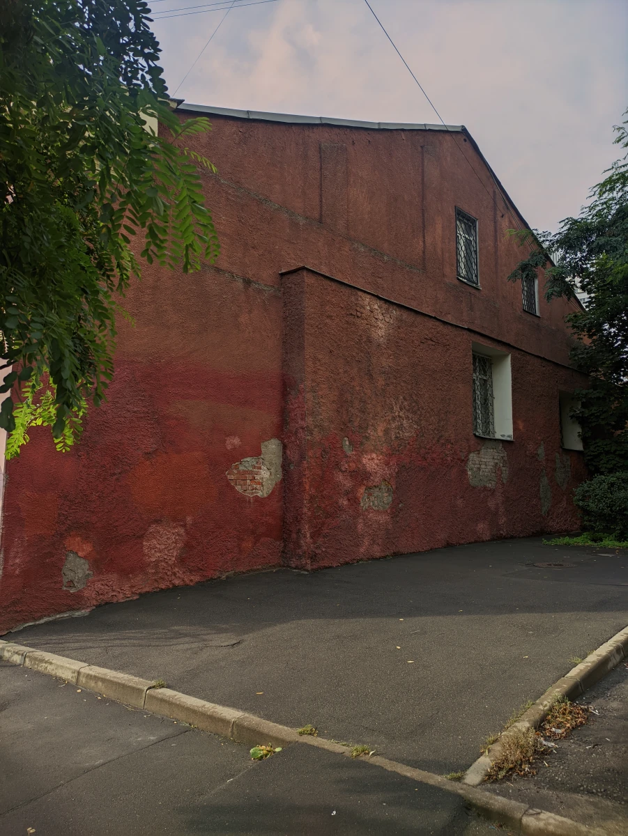 Красная фактурная стена