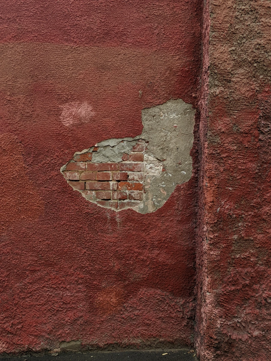 Красная фактурная стена