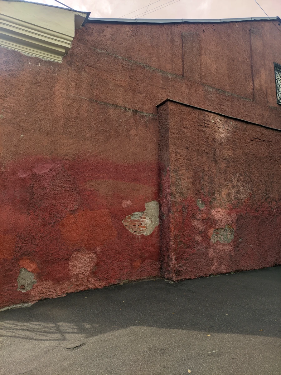 Красная фактурная стена