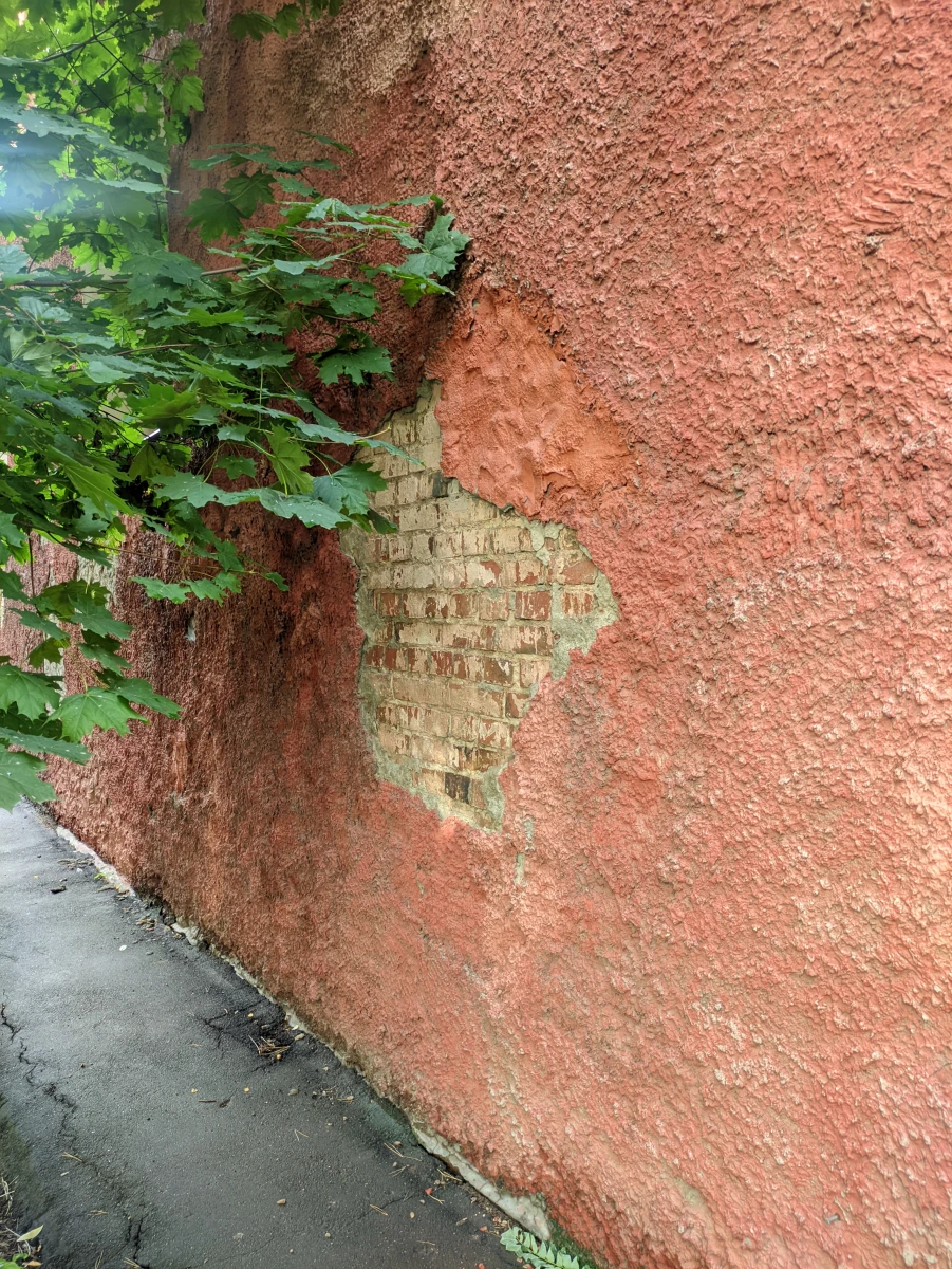 Красная фактурная стена