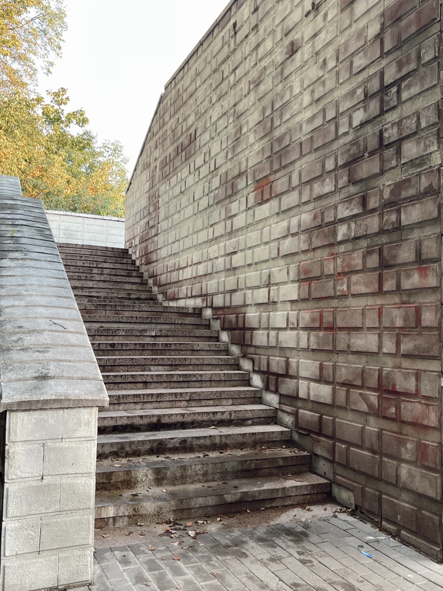 Красивая лестница рядом РАН