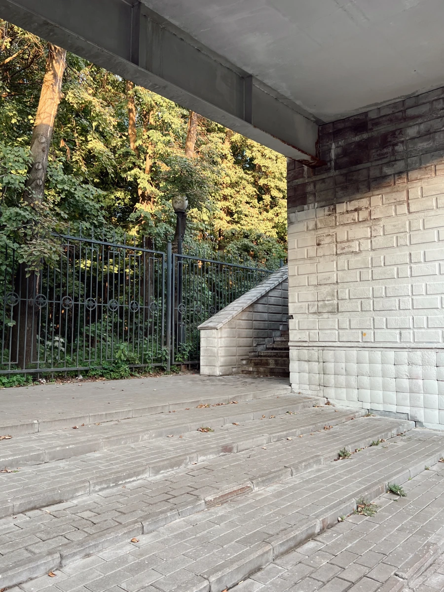 Красивая лестница рядом РАН