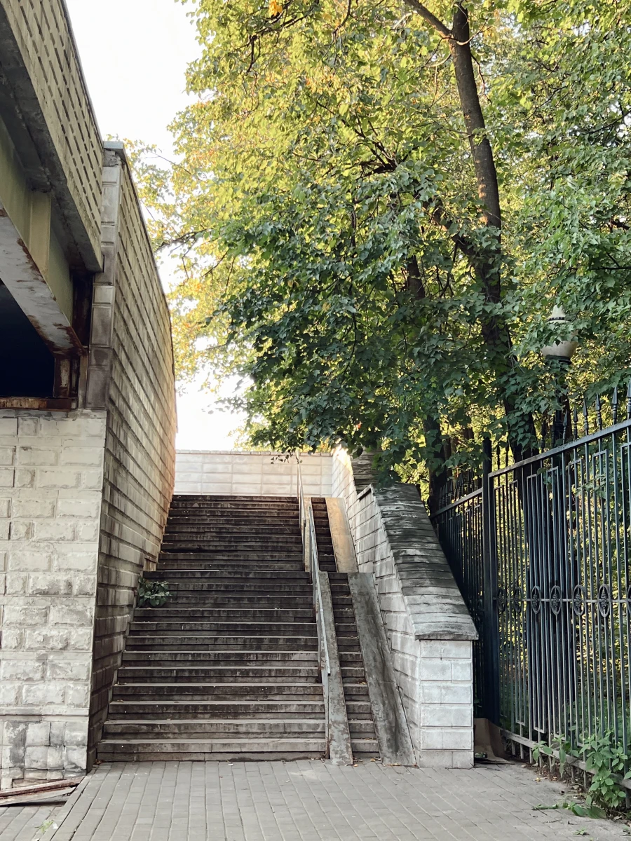 Красивая лестница рядом РАН