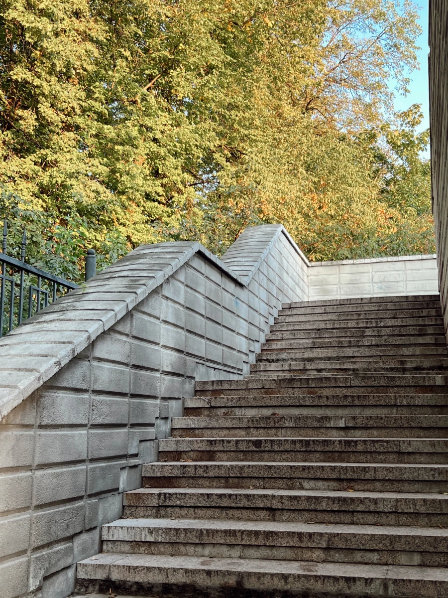 Красивая лестница рядом РАН