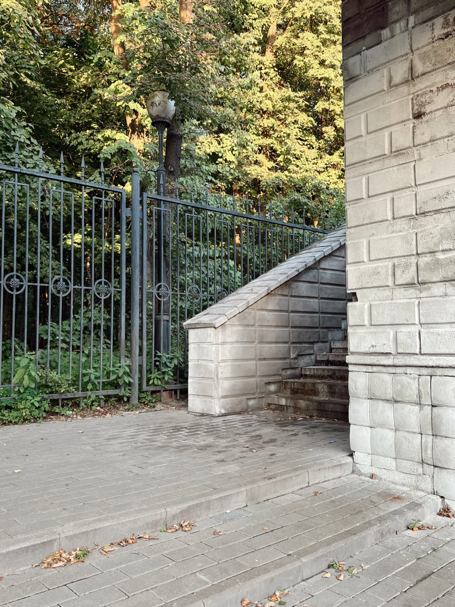 Красивая лестница рядом РАН