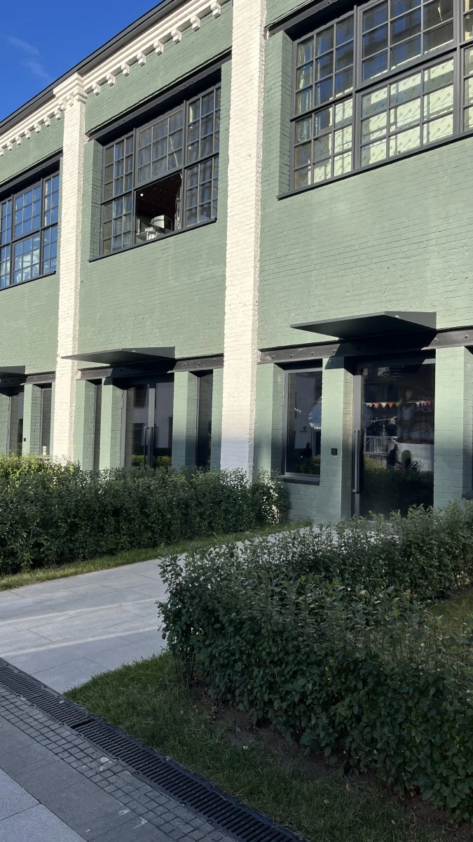 Здание с бело-зеленым фасадом ЖК Lucky