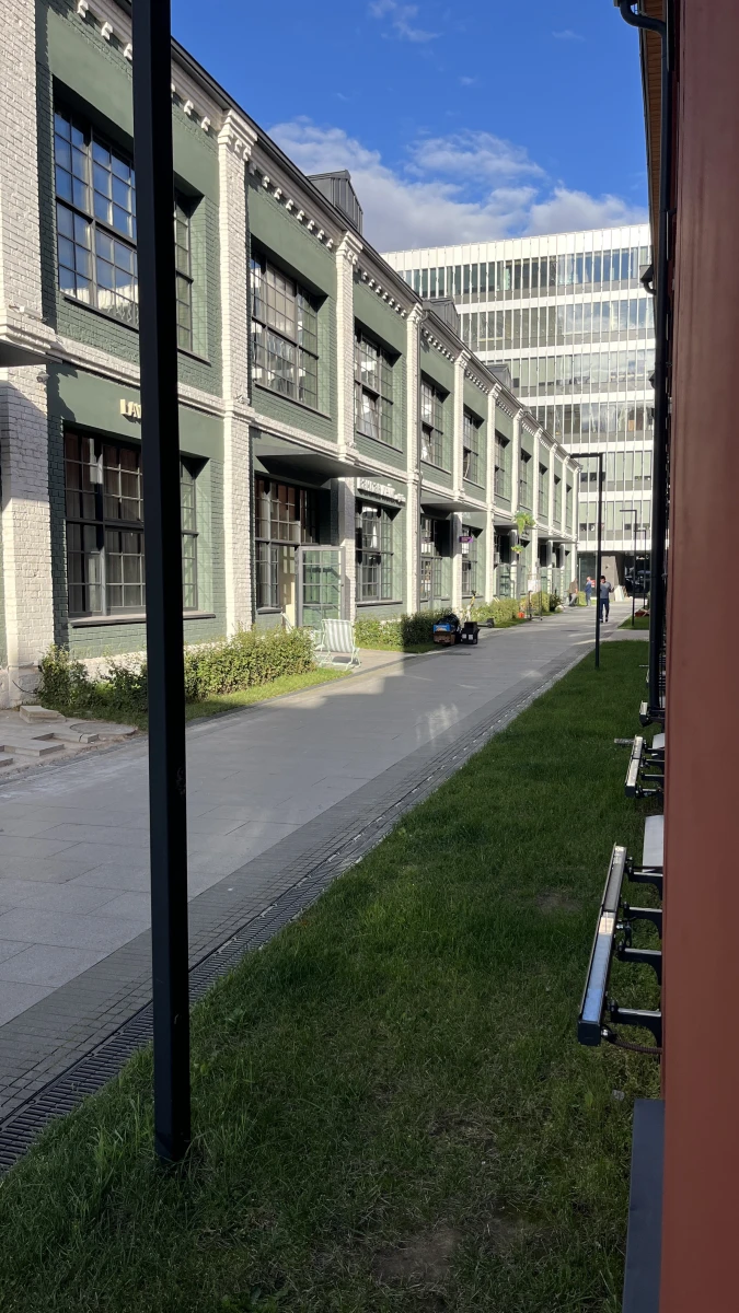 Здание с бело-зеленым фасадом ЖК Lucky