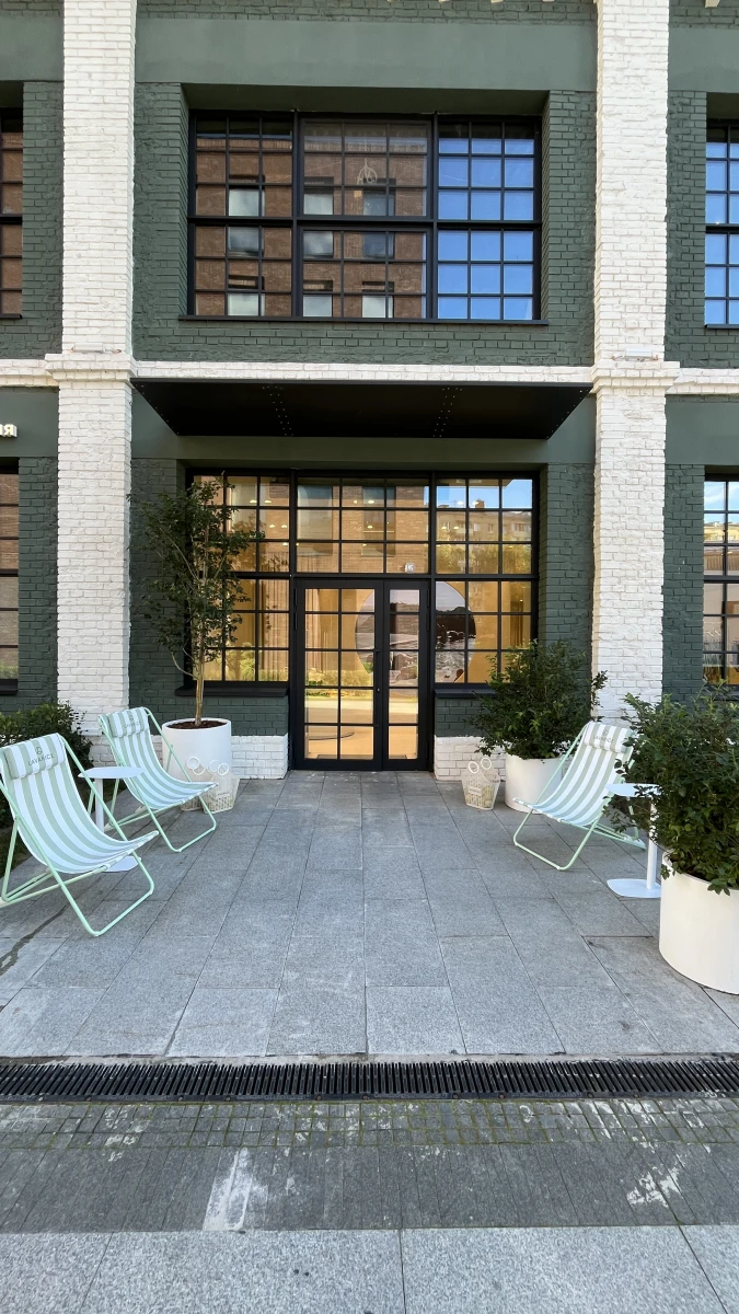 Здание с бело-зеленым фасадом ЖК Lucky