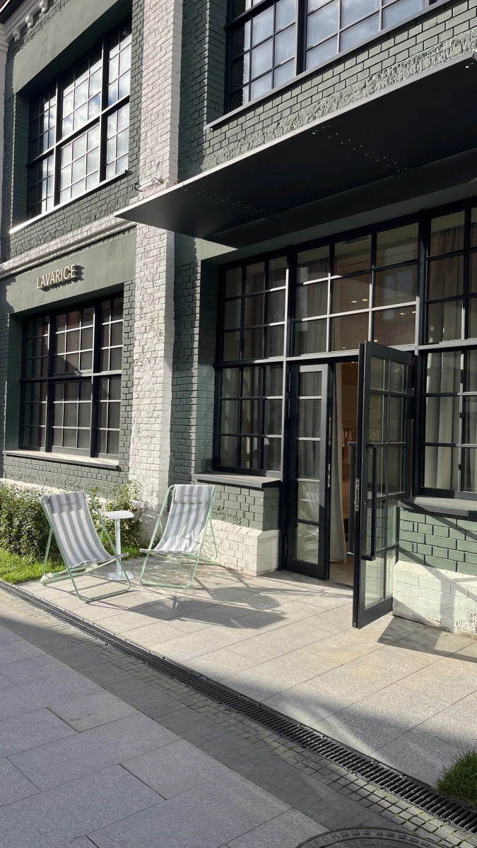 Здание с бело-зеленым фасадом ЖК Lucky