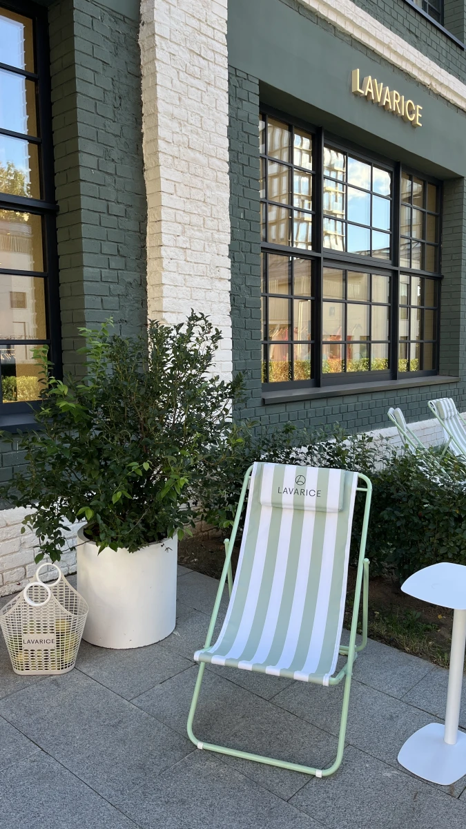 Здание с бело-зеленым фасадом ЖК Lucky