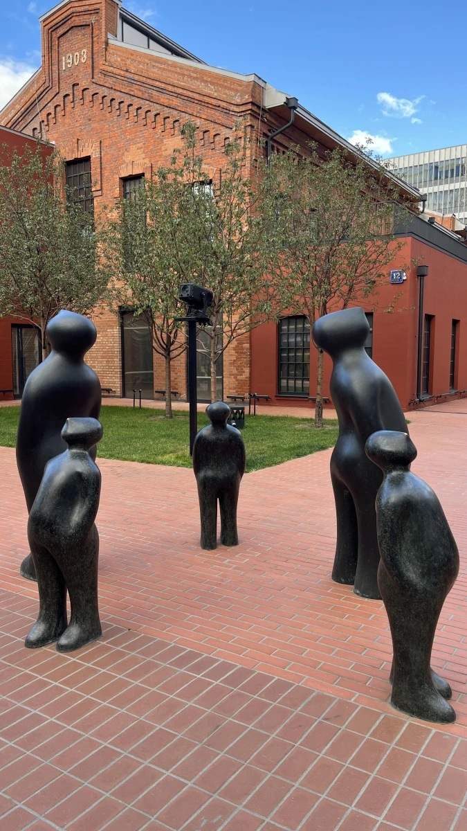 Здание кирпичного цвета c черным остеклением