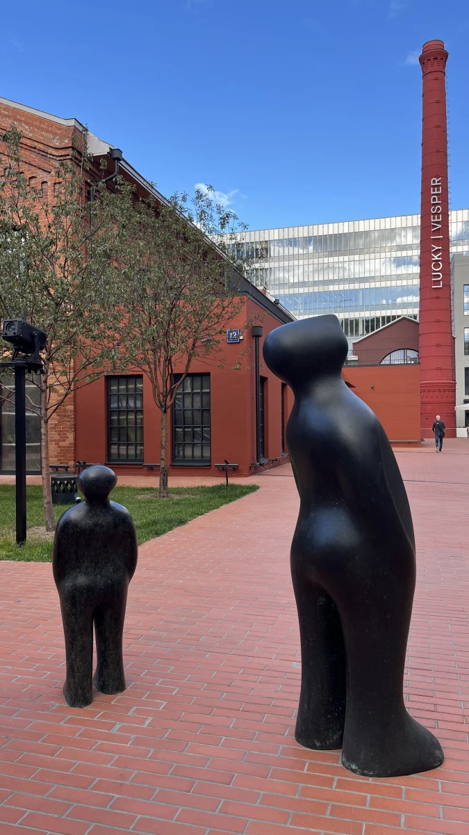 Здание кирпичного цвета c черным остеклением