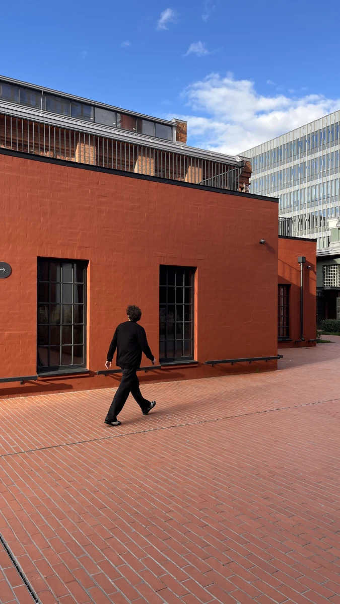 Здание кирпичного цвета c черным остеклением