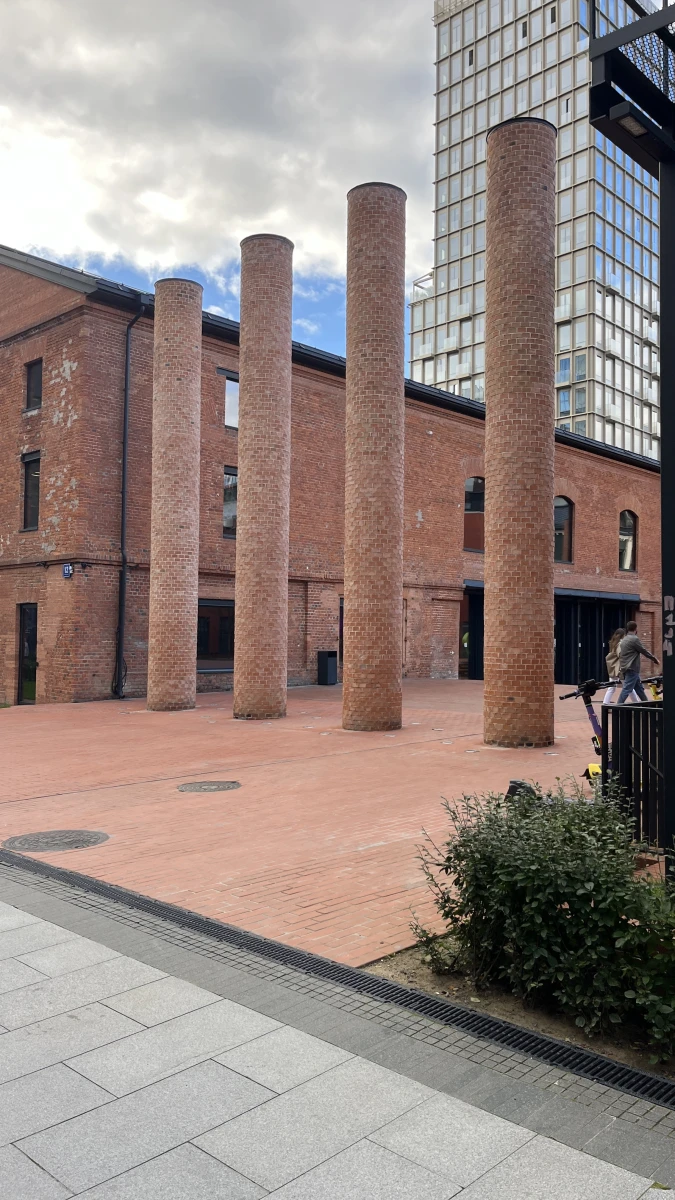 Красное кирпичное здание, трубы и лестница