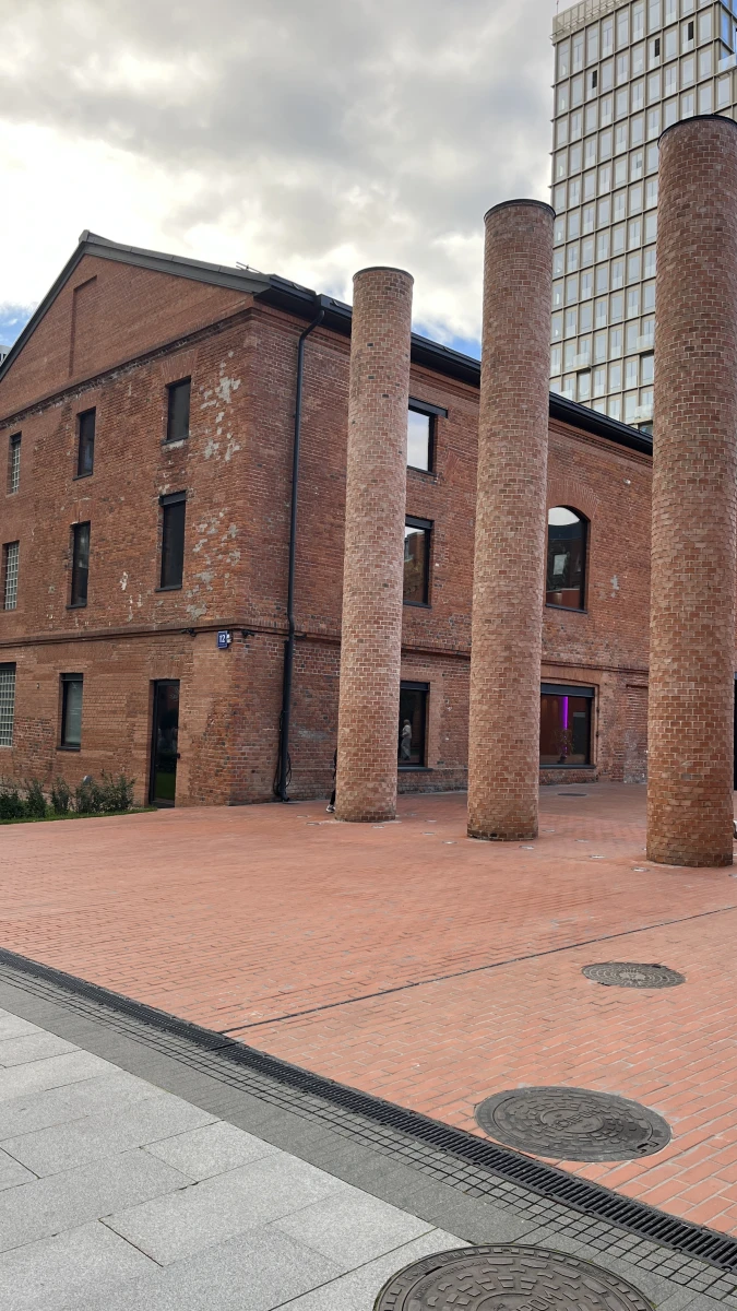 Красное кирпичное здание, трубы и лестница