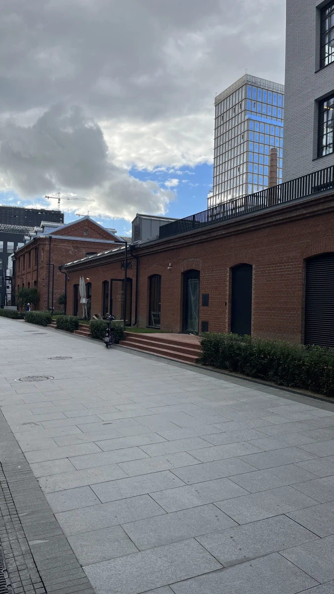 Красное кирпичное здание, трубы и лестница