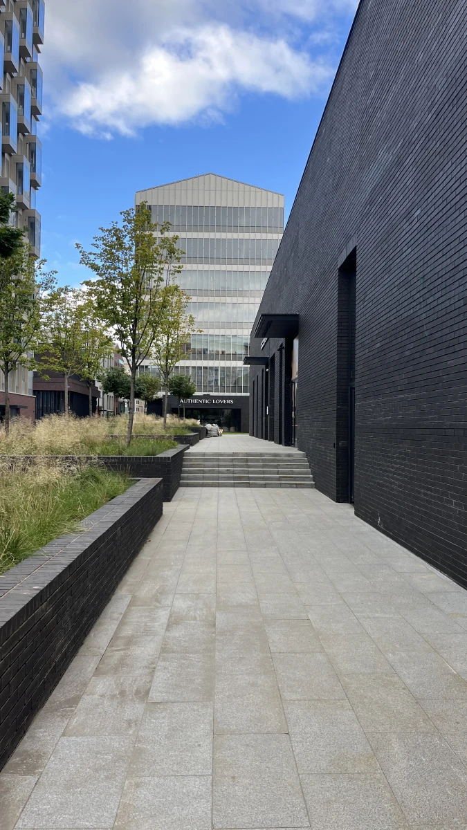 Черная кирпичная стена