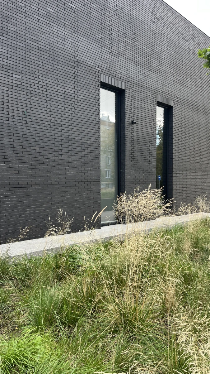 Черная кирпичная стена