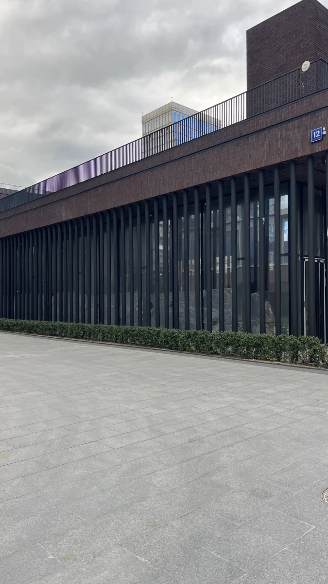 Черная кирпичная стена