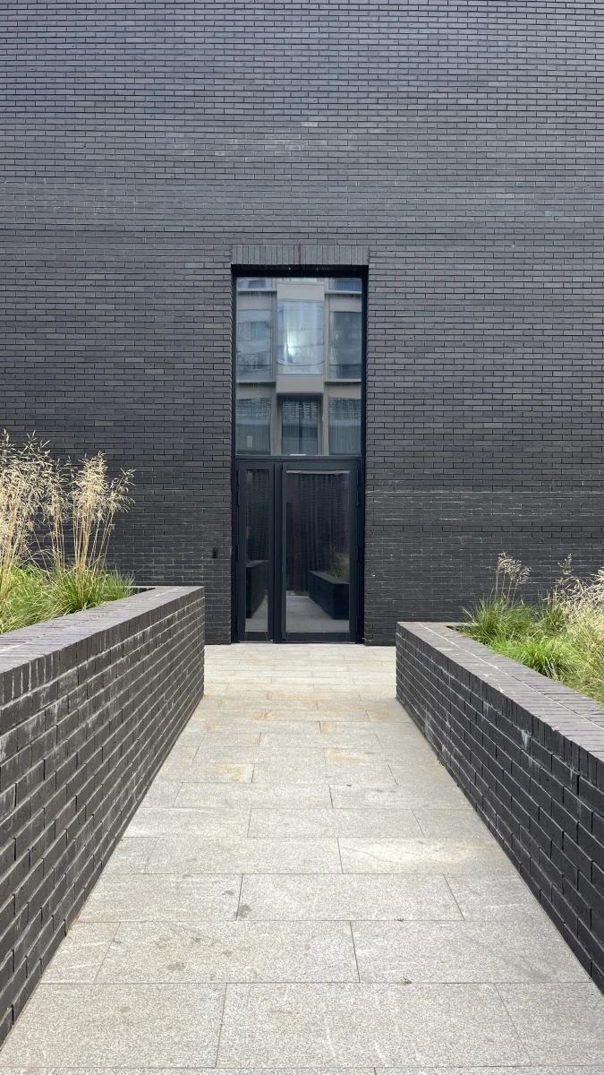 Черная кирпичная стена