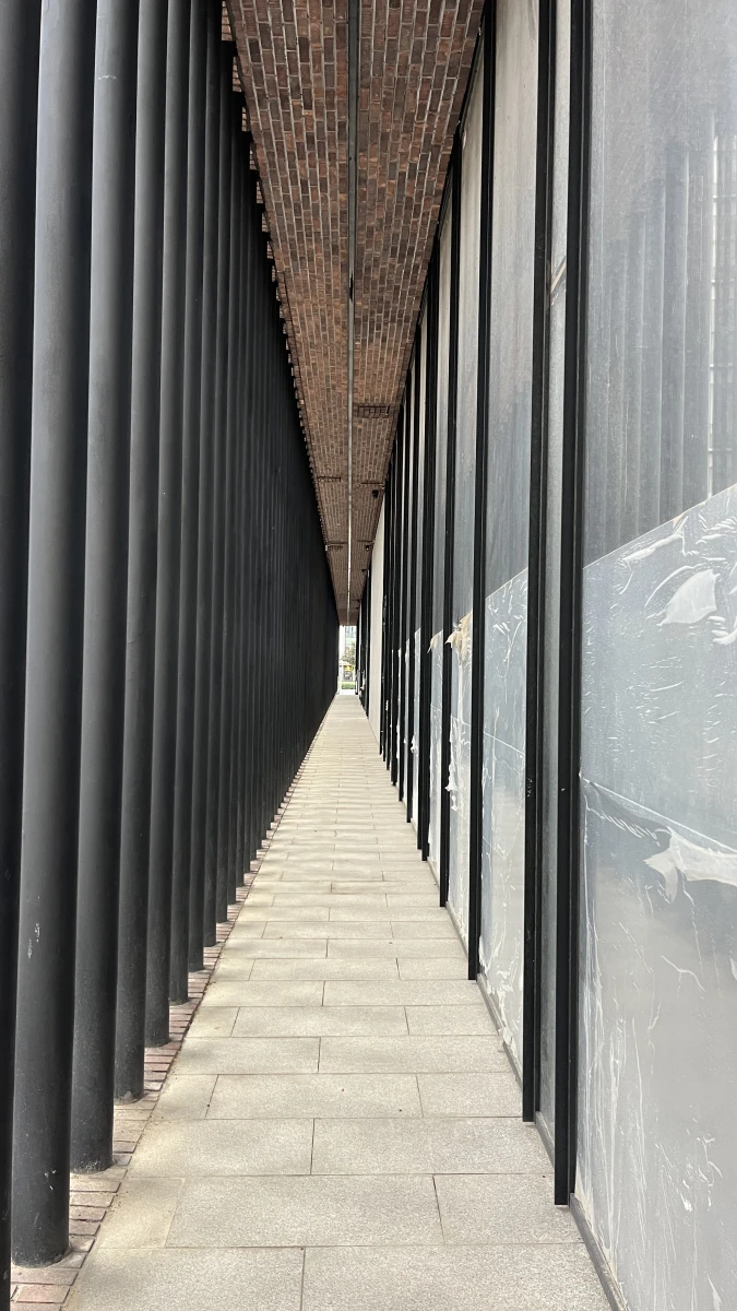 Черная кирпичная стена