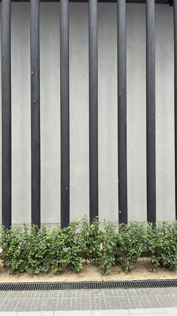 Черная кирпичная стена