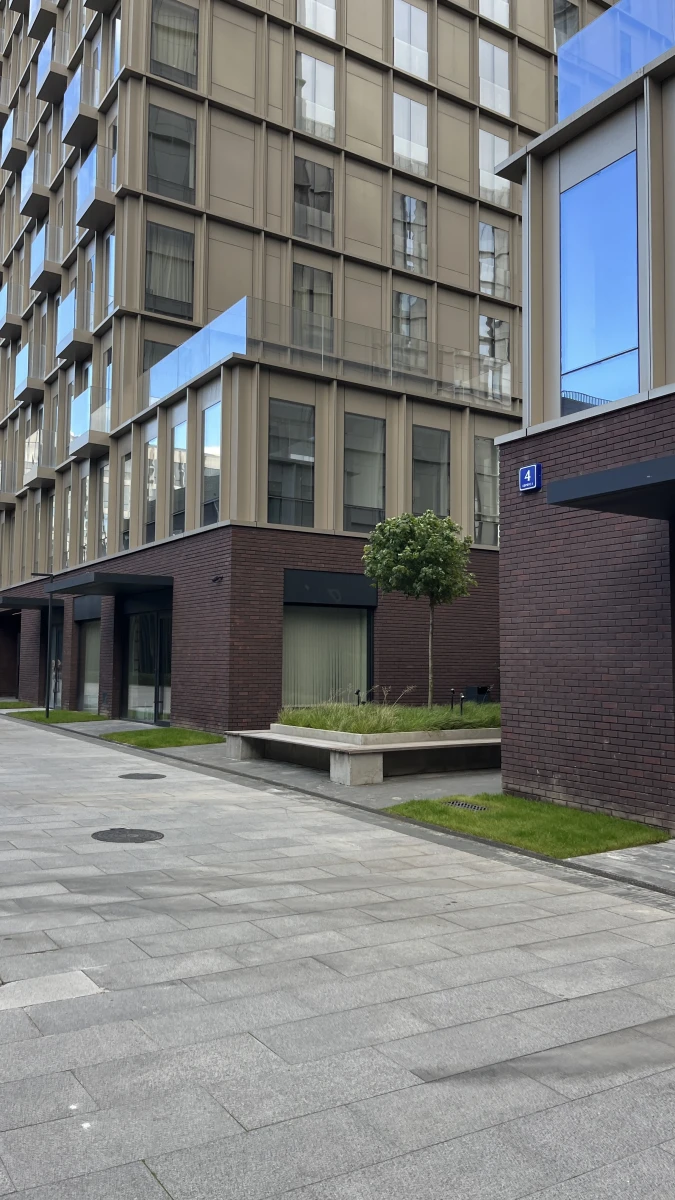 Черная кирпичная стена